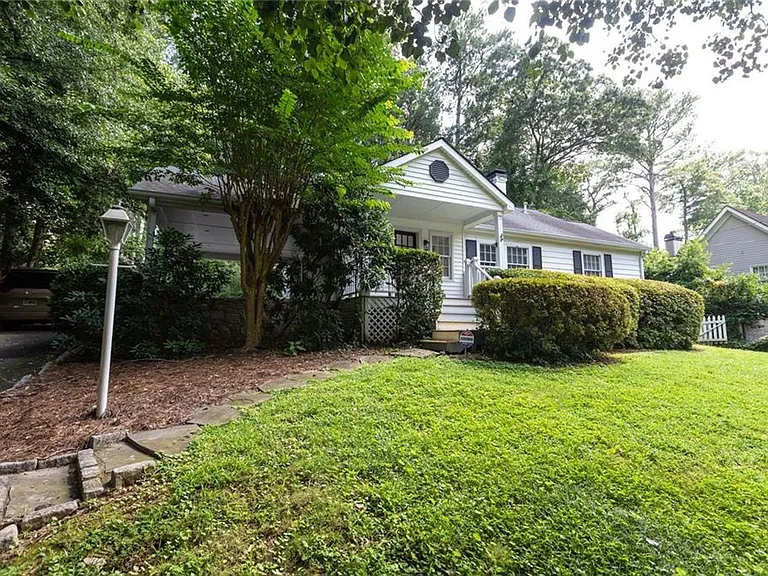 1311 Roxboro Dr — Photo 3