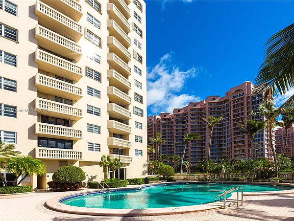 4th image of 90 Edgewater Dr APT 611