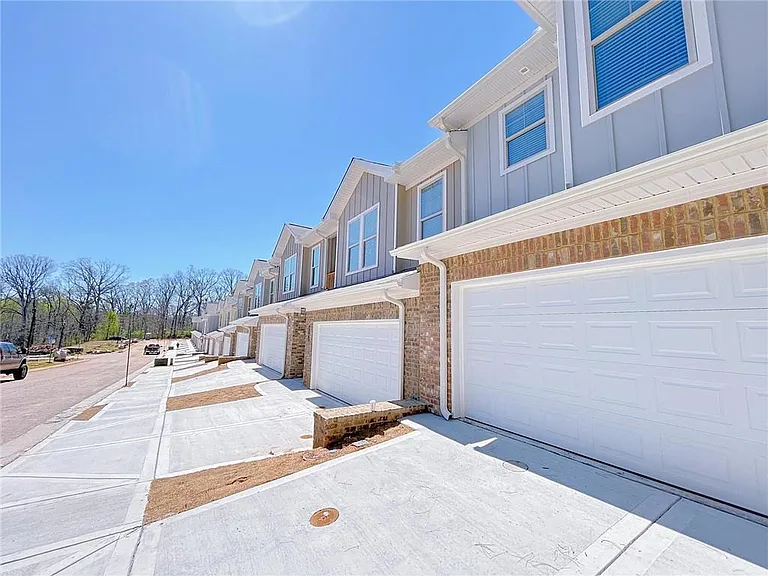 2586 Mills Commons Dr — Photo 1