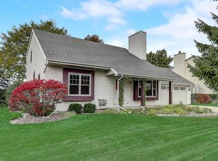 7327 S Hillendale Dr, Franklin, WI 53132