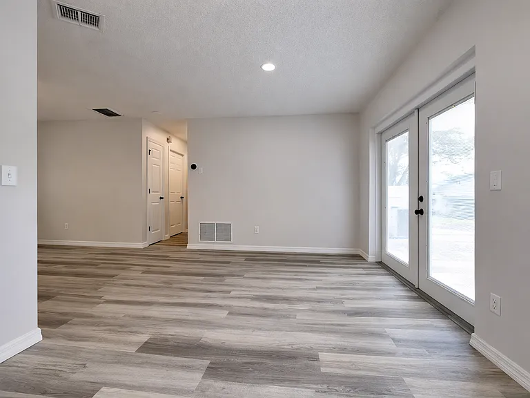 372 Jefferson Dr — Photo 3