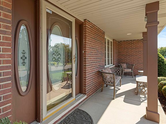 4th image of 2709 Camelot Dr