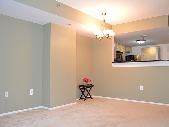 5th image of 1001 N Vermont St APT 405
