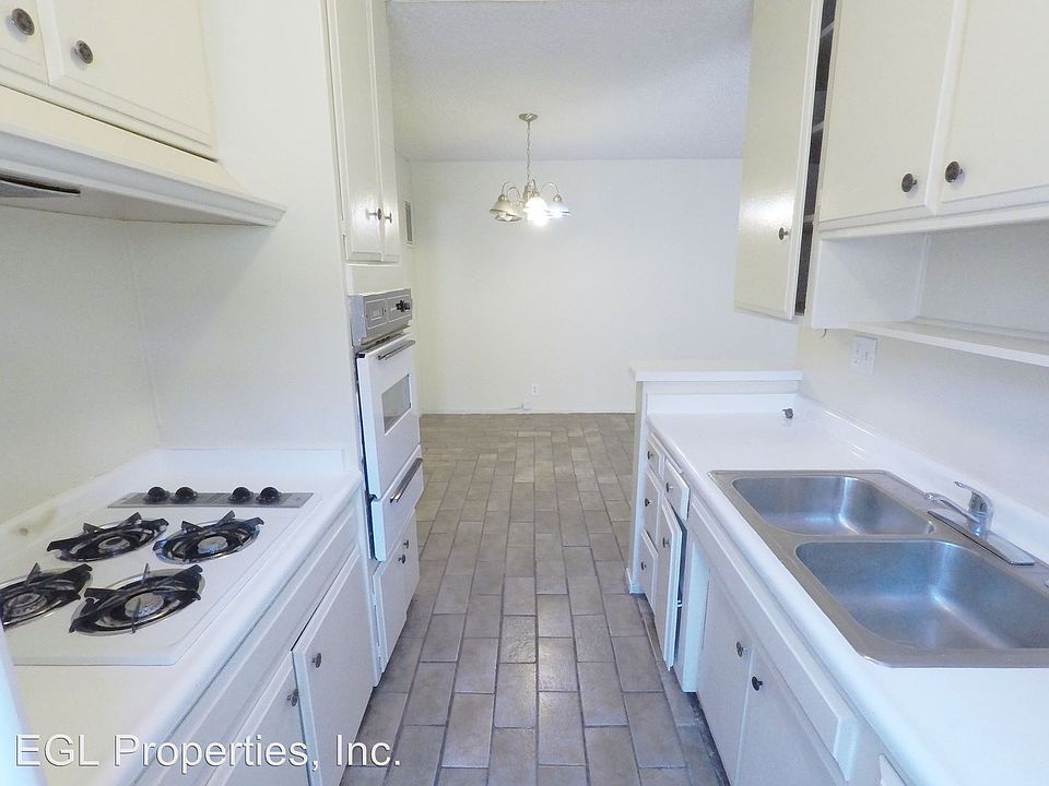 1st image of 823 N Hudson Ave APT 08