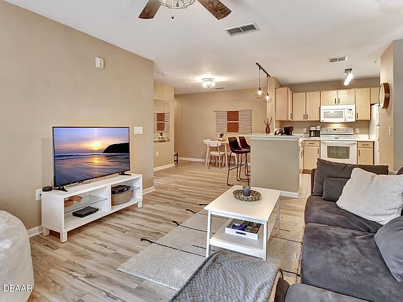 5th image of 940 Village Trl Unit 8-202