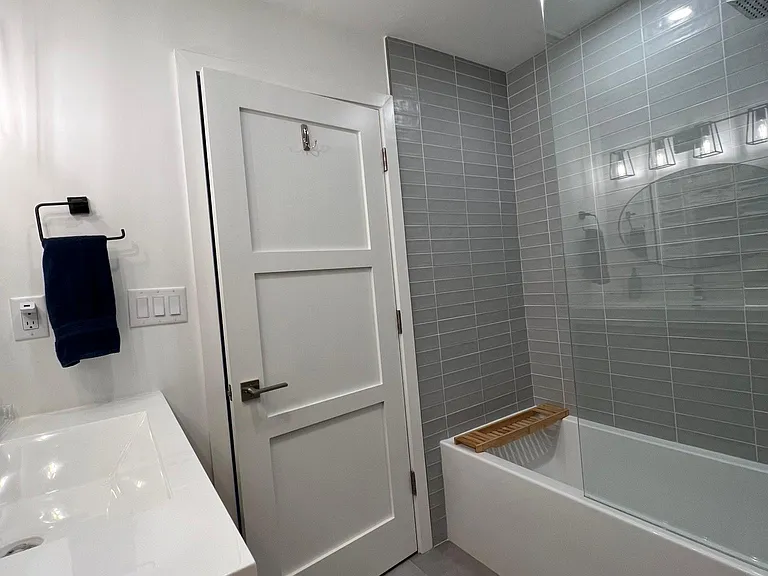 Hall bathroom with tub