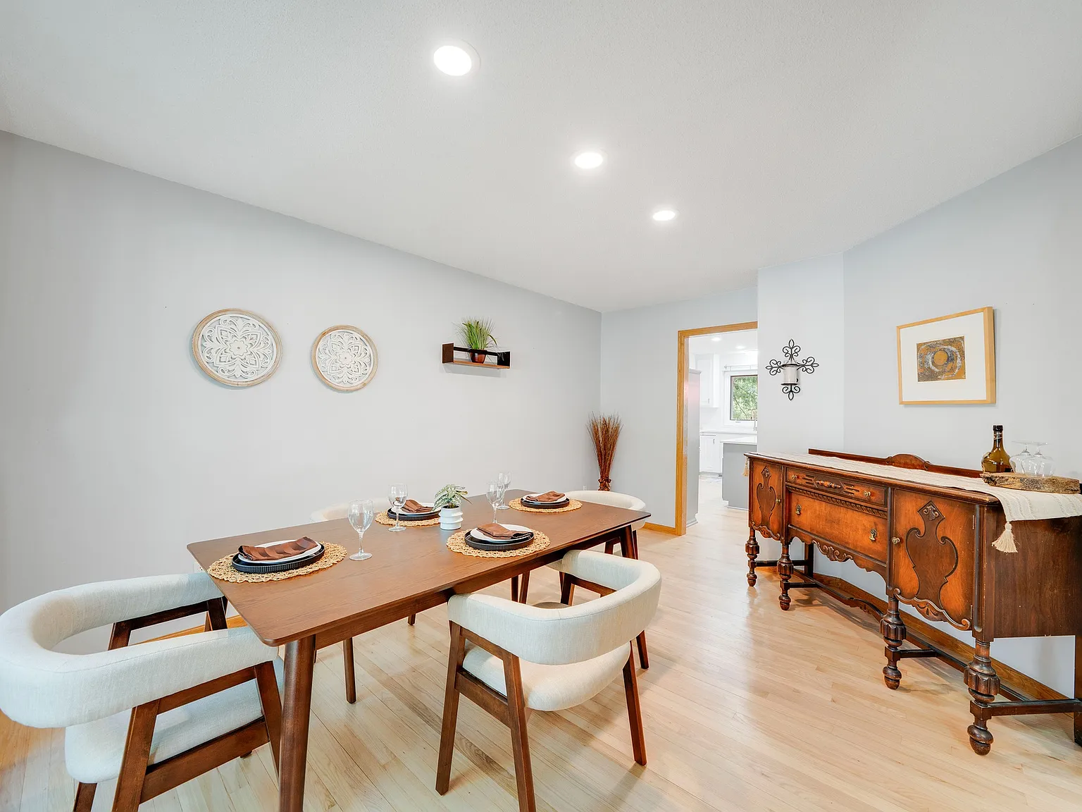 4 bed, 3404 sqft, $3,300 — Photo 3