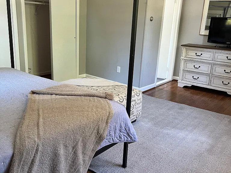 8315 Potomac Ave — Photo 9