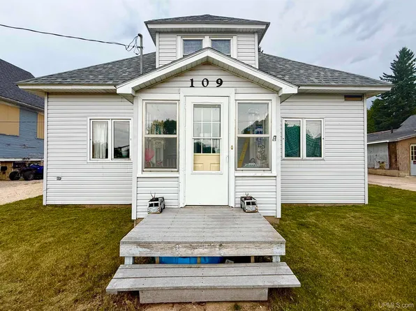 109 N 2nd St, Manistique, MI 49854
