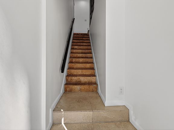 3rd image of 825 NE 120th St