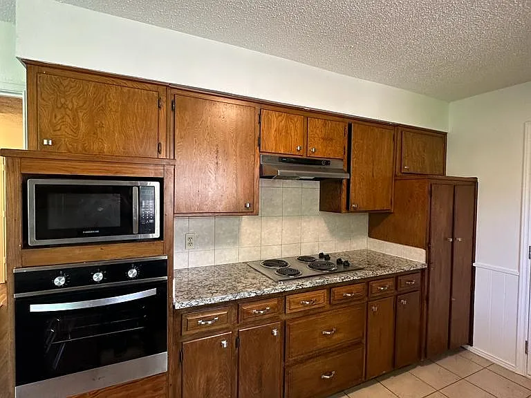 2818 Golfing Green Dr — Photo 9