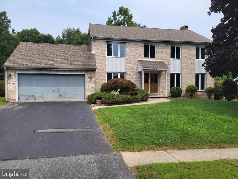 212 Fairhill Dr — Photo 2