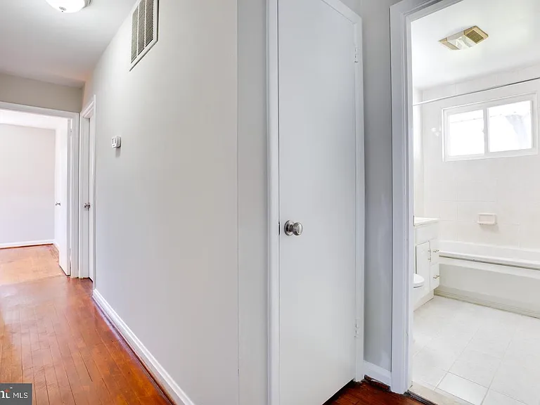 502 N Mansfield St — Photo 17
