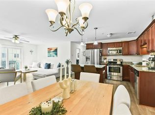 2 Gray Coach Ln APT 210, Cranston, RI 02921