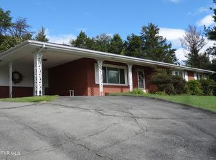 703 Pine Ridge Rd, Johnson City, TN 37601