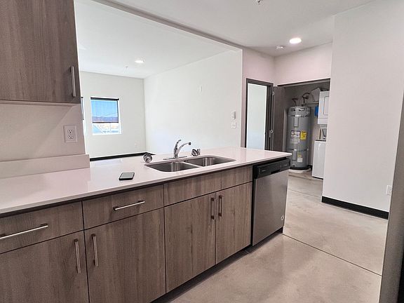 5th image of 1405 N Wall St #206
