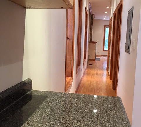 4th image of 1942 W Oakdale Ave #1