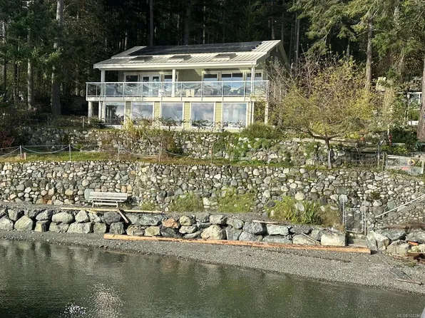 10 McKenzie Cres, Southern Gulf Islands, BC V8L 5Y7