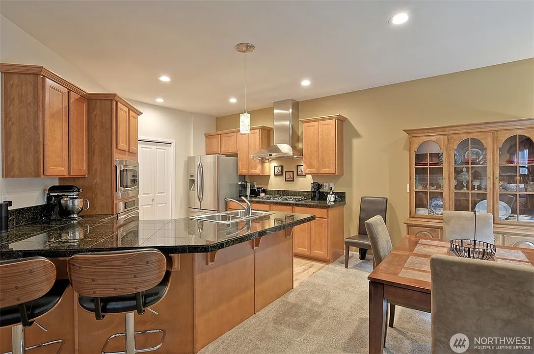 5 bed, 2424 sqft, $4,045 — Photo 4