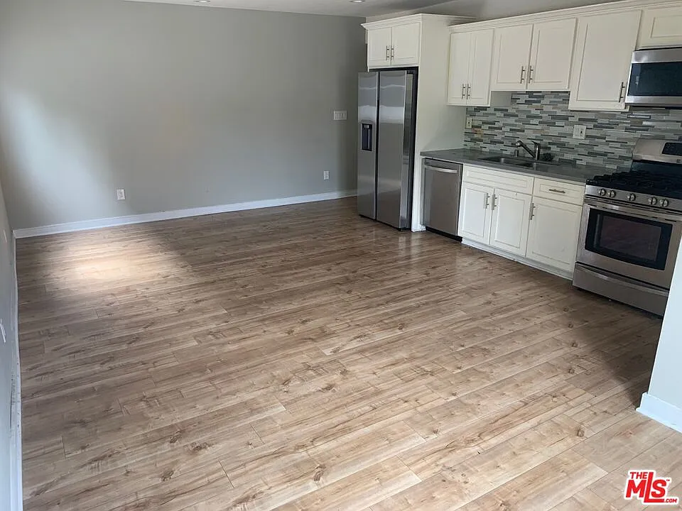 3 bed, 2.0 bath, 1300 sqft, $3,200 — Photo 3