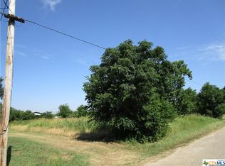 800 E 3rd St, Nixon, TX 78140