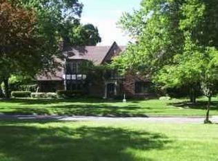 677 Sunningdale Dr, Grosse Pointe Woods, MI 48236