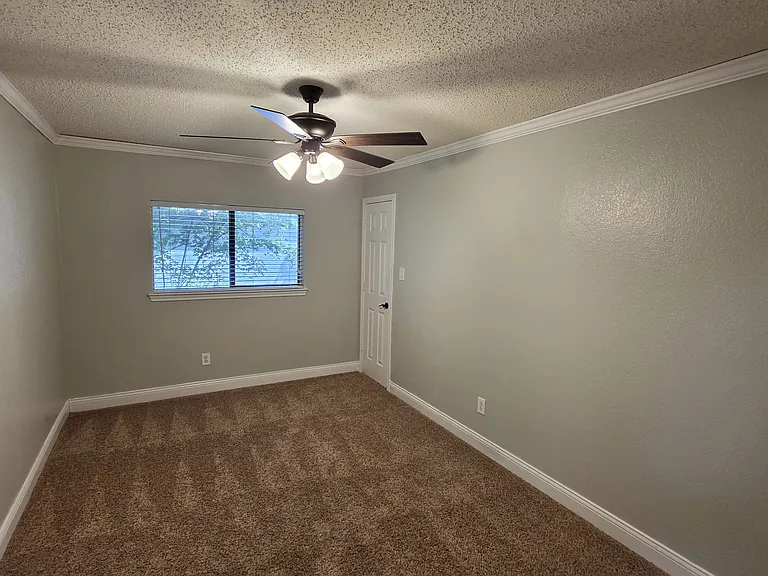 6511 White Oaks Ln — Photo 35