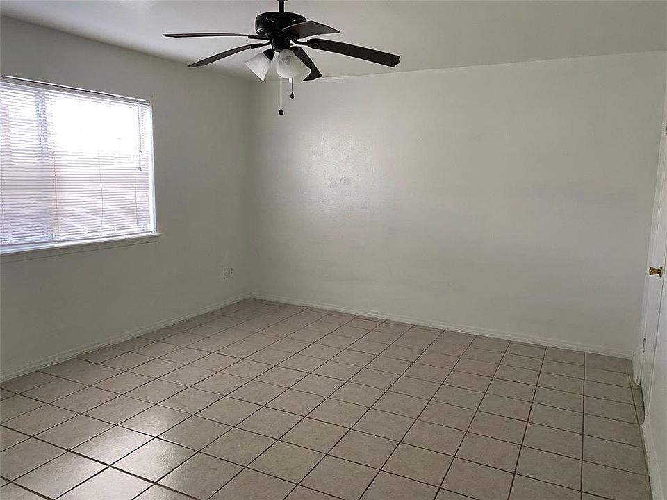 1st image of 5704 Edgemoor Dr #33
