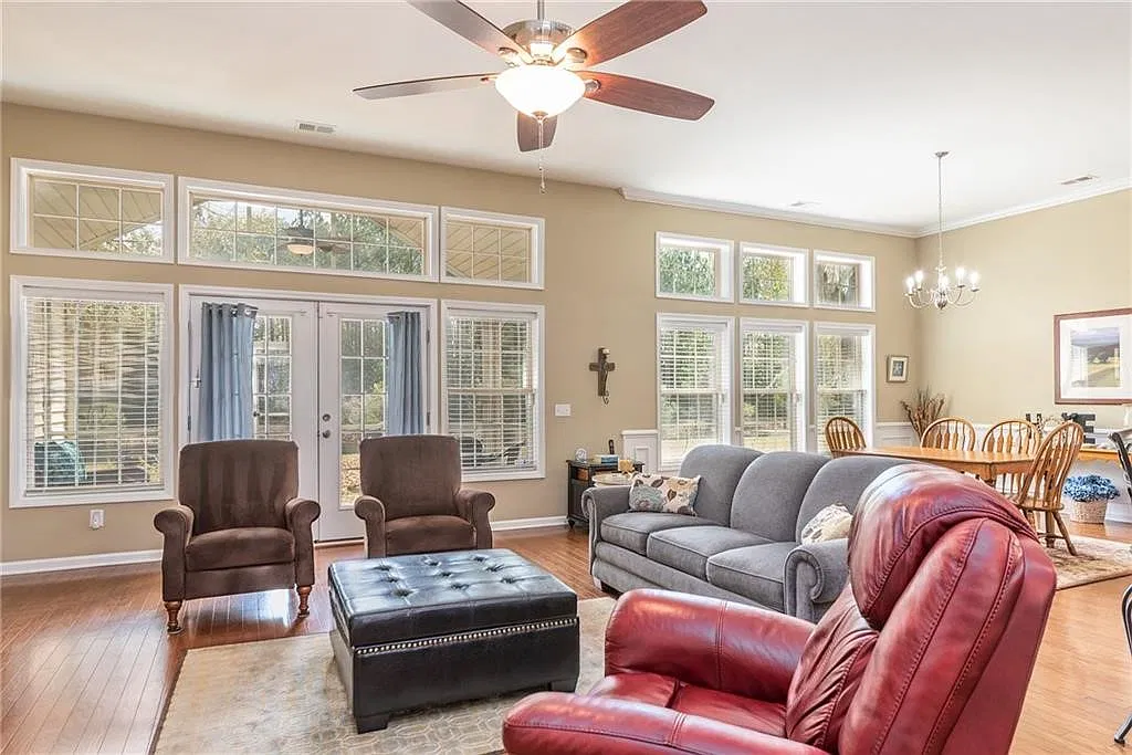 4 bed, 2844 sqft, $2,150 — Photo 4