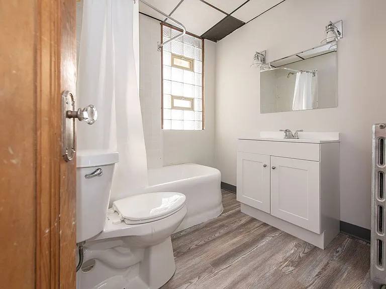 Beautifully updated Tudor style duplex. Upper unit. Large rooms. 2 balconies, private entry. Fenc... — Photo 25