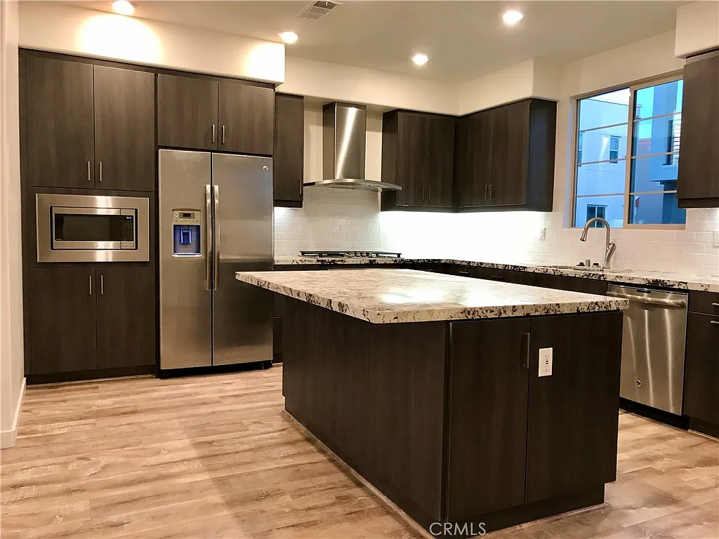 3 bed, 3.5 bath, 2036 sqft, $4,900 — Photo 1