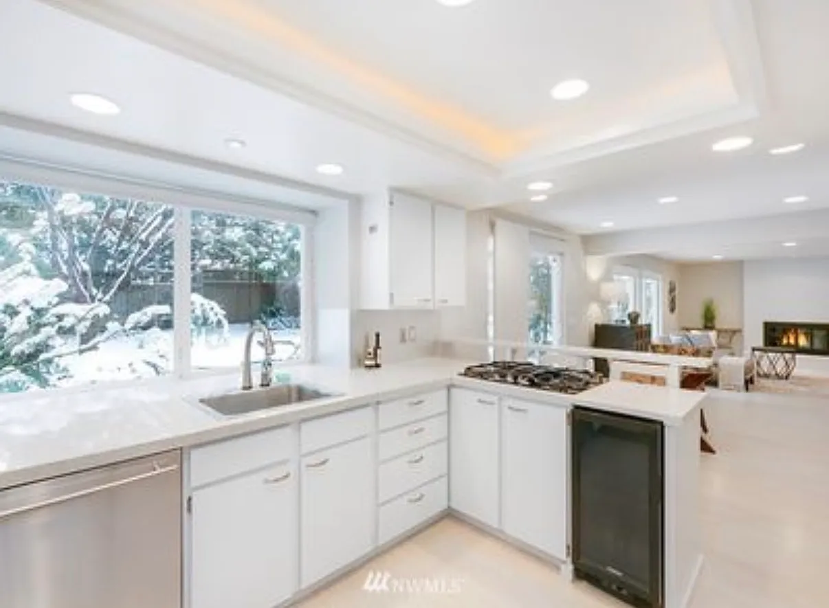 4 bed, 2330 sqft, $5,100 — Photo 4