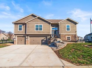 818 W Rader St, Lone Jack, MO 64086