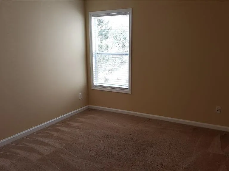 2036 Executive Dr — Photo 12