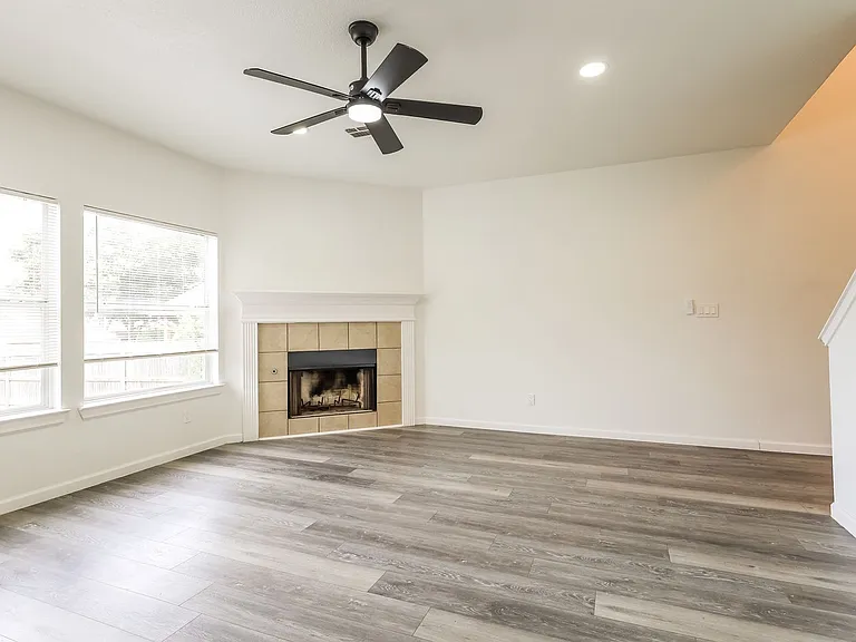 4604 Summit Hill Dr — Photo 4