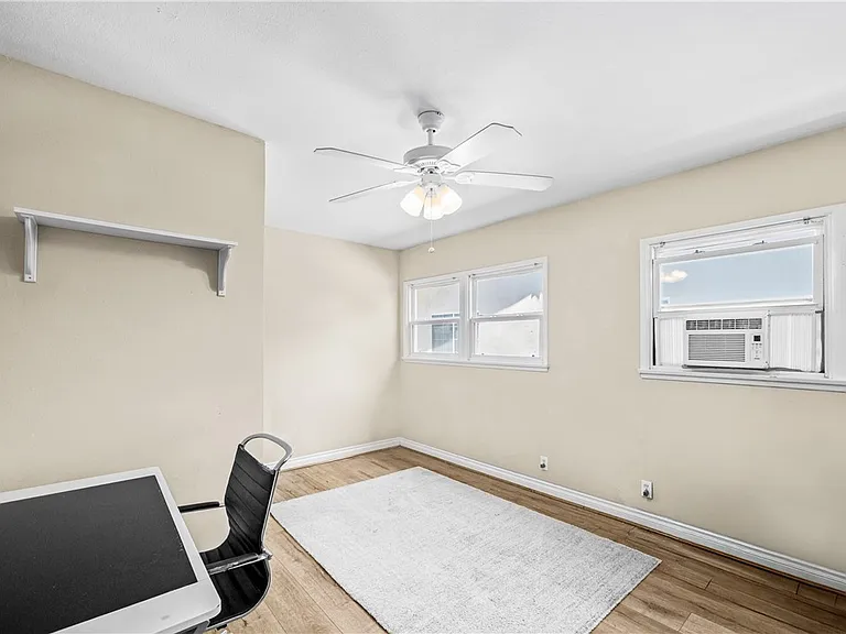 542 N Waverly St — Photo 25