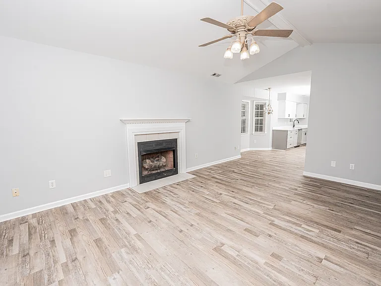 212 Forest Park Dr — Photo 3