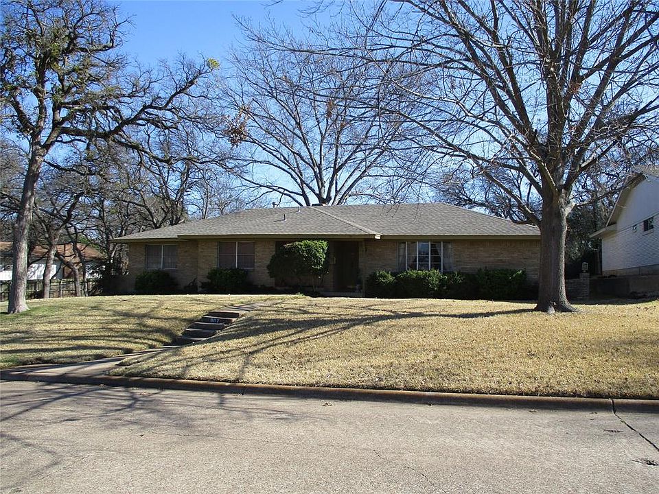1st image of 807 Hampshire Dr