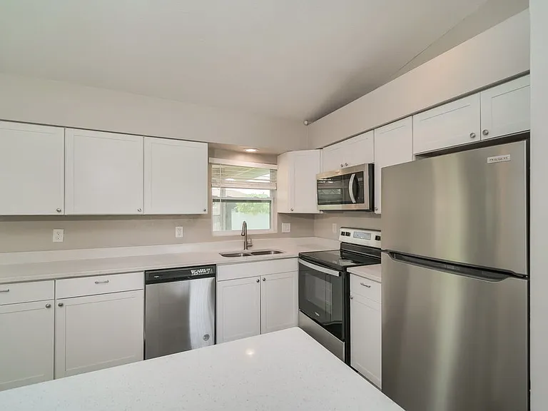706 SW 11th St — Photo 9