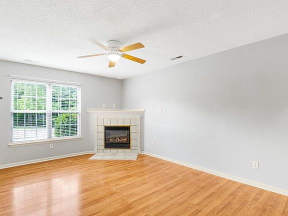4th image of 402 Meadowbrook Ln
