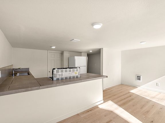 4th image of 216 N K St #4
