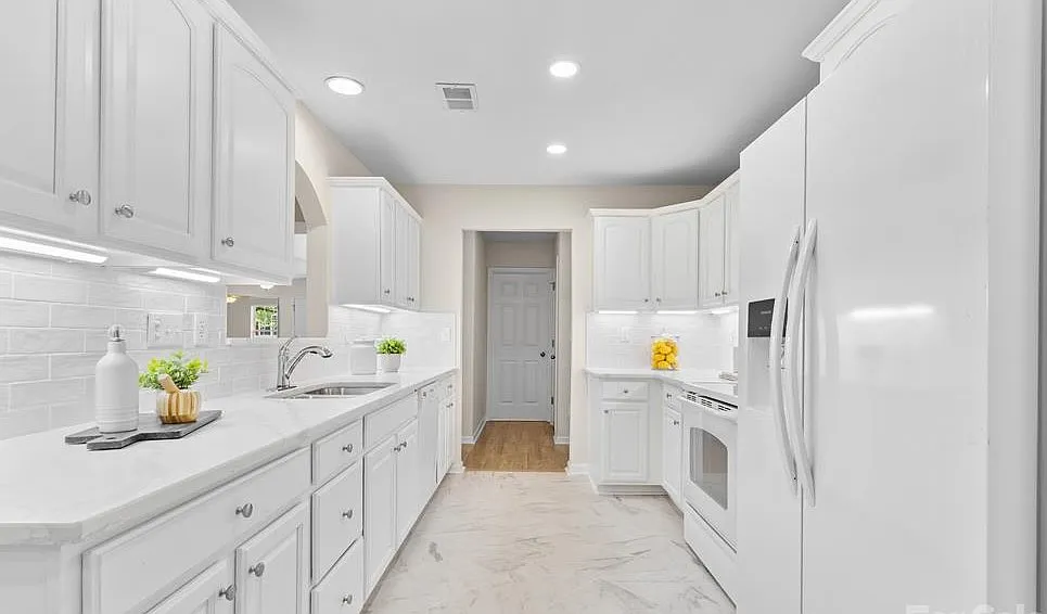 3 bed, 1926 sqft, $2,250 — Photo 3