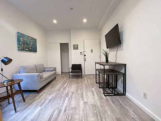 5th image of 407 W 51st St APT 2d