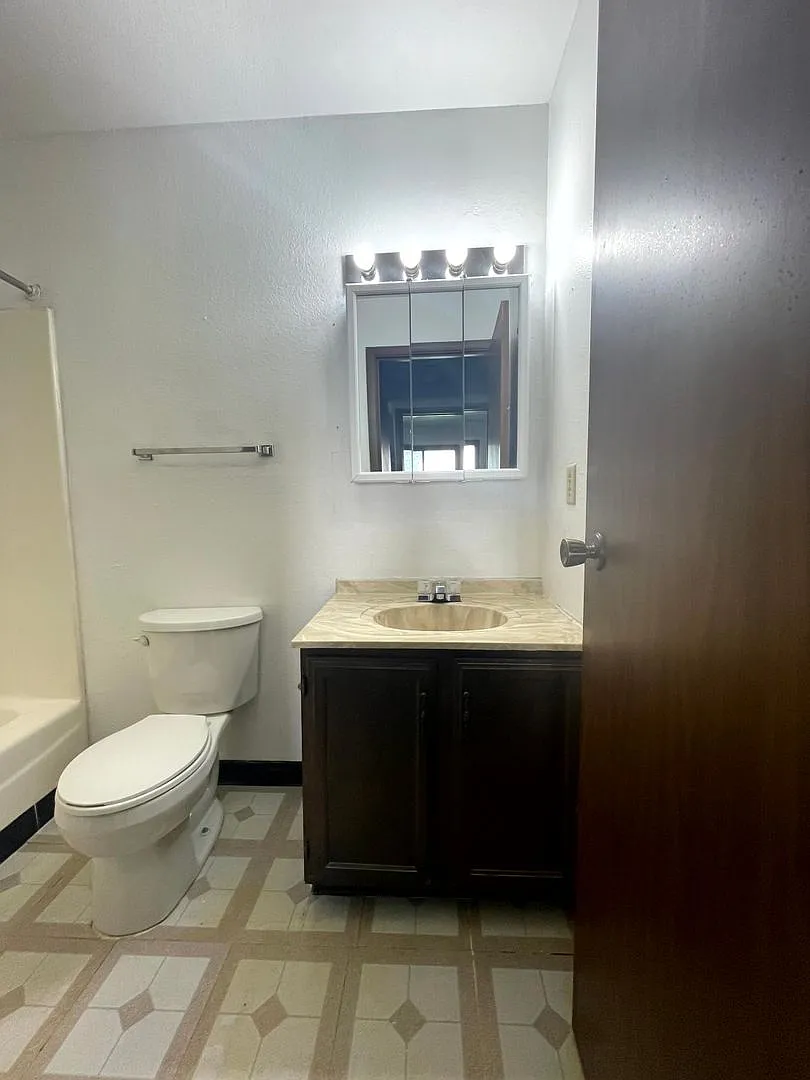 210 W Center St — Photo 3