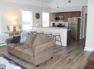 31 Memorial Blvd W #2, Newport, RI 02840