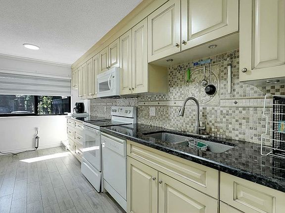 5th image of 9452 Prince Charles Blvd #252