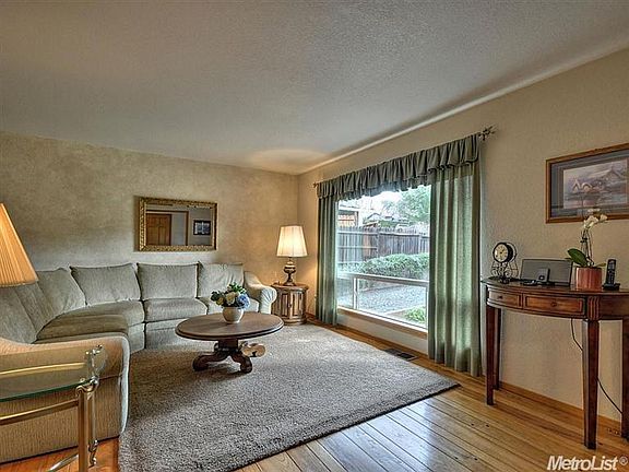 3rd image of 1013 Calgary Ct