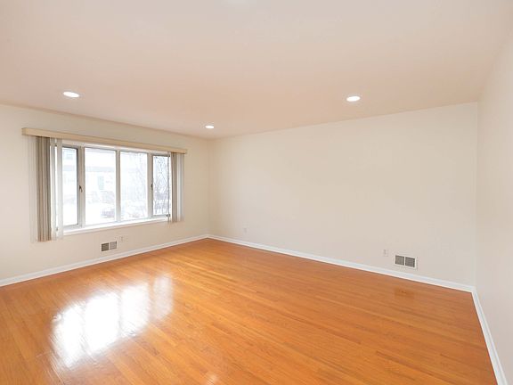 4th image of 483 Hobson Ave