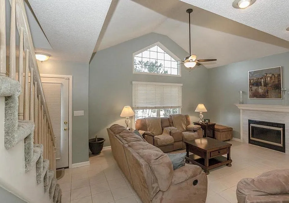 3 bed, 2.5 bath, 1900 sqft, $2,900 — Photo 2