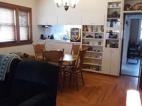 3rd image of 215 W 3rd St
